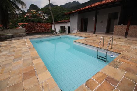 Casa à venda com 740m², 4 quartos e 2 vagasPiscina