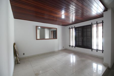 Casa à venda com 740m², 4 quartos e 2 vagasSala