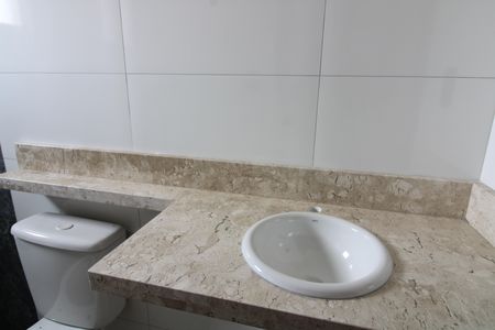 Casa à venda com 100m², 3 quartos e 2 vagasBanheiro quarto 1