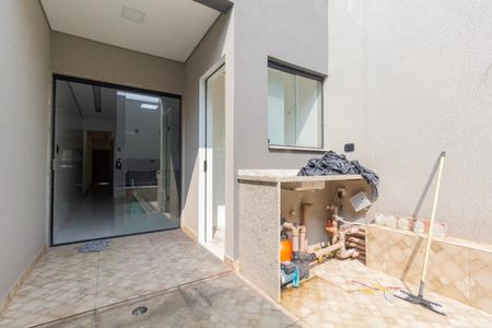 Casa à venda com 100m², 3 quartos e 2 vagas Casa à venda com 100m², 3 quartos e 2 vagasQuintal e área de serviço
