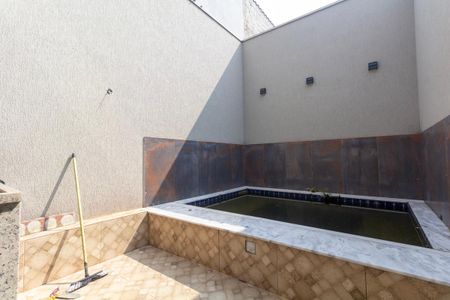 Casa à venda com 100m², 3 quartos e 2 vagas Casa à venda com 100m², 3 quartos e 2 vagasQuintal e área de serviço