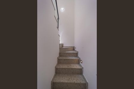 Casa à venda com 100m², 3 quartos e 2 vagas Casa à venda com 100m², 3 quartos e 2 vagasEscada