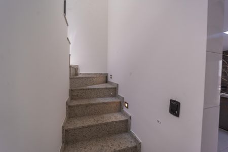 Casa à venda com 100m², 3 quartos e 2 vagas Casa à venda com 100m², 3 quartos e 2 vagasEscada