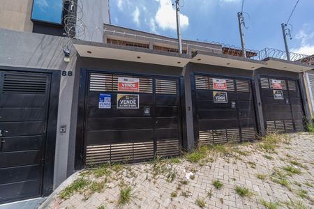Casa à venda com 100m², 3 quartos e 2 vagas Casa à venda com 100m², 3 quartos e 2 vagasFachada
