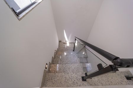 Casa à venda com 100m², 3 quartos e 2 vagas Casa à venda com 100m², 3 quartos e 2 vagasEscada