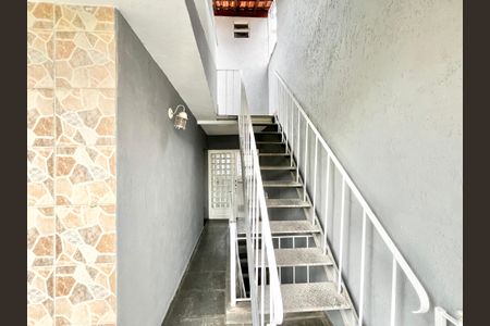 Casa à venda com 210m², 7 quartos e 2 vagas Casa à venda com 210m², 7 quartos e 2 vagasEscada