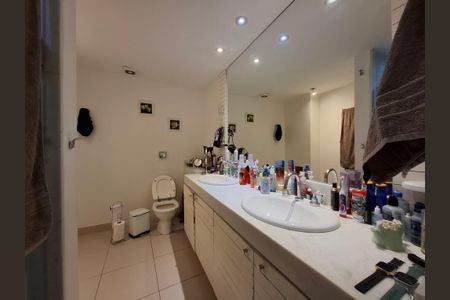 Apartamento à venda com 130m², 2 quartos e sem vagaBanheiro da suíte 