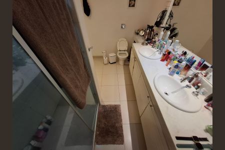 Apartamento à venda com 130m², 2 quartos e sem vagaBanheiro da suíte 