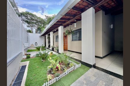 Casa à venda com 360m², 5 quartos e 4 vagasÁrea externa