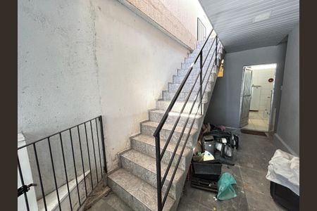 Casa para alugar com 240m², 4 quartos e 2 vagasEscada