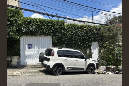 Casa para alugar com 240m², 4 quartos e 2 vagasFachada + plaquinha