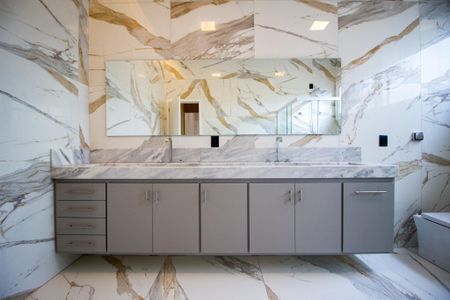 Casa de condomínio para alugar com 249m², 3 quartos e 4 vagas Casa de condomínio para alugar com 249m², 3 quartos e 4 vagasBanheiro da Suíte 3