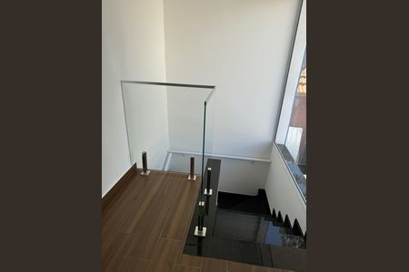 Casa à venda com 145m², 3 quartos e 3 vagas Casa à venda com 145m², 3 quartos e 3 vagasEscada