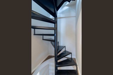 Apartamento à venda com 90m², 2 quartos e 1 vagaEscada