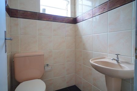 Banheiro  de apartamento para alugar com 2 quartos, 56m² em Vila Ipiranga, Porto Alegre