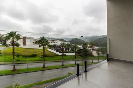 Casa de condomínio à venda com 350m², 4 quartos e 4 vagas Casa de condomínio à venda com 350m², 4 quartos e 4 vagasVaranda