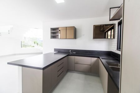 Casa de condomínio à venda com 350m², 4 quartos e 4 vagas Casa de condomínio à venda com 350m², 4 quartos e 4 vagasCozinha