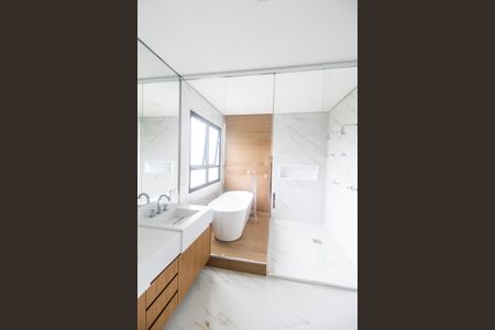 Casa de condomínio à venda com 350m², 4 quartos e 4 vagas Casa de condomínio à venda com 350m², 4 quartos e 4 vagasBanheiro da Suíte