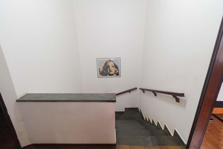 Casa à venda com 127m², 4 quartos e 3 vagasEscadas e corredor 