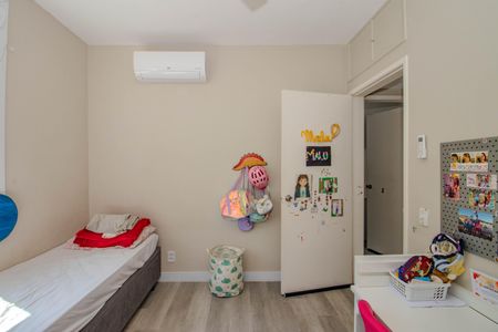 Quarto 1 de apartamento para alugar com 2 quartos, 70m² em Rio Branco, Porto Alegre