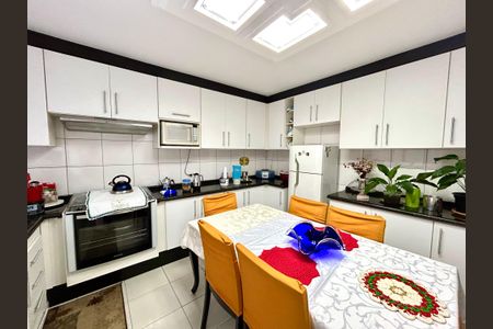 Casa à venda com 160m², 3 quartos e 2 vagas Casa à venda com 160m², 3 quartos e 2 vagasCozinha