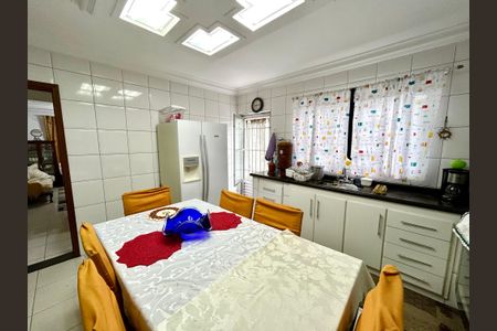 Casa à venda com 160m², 3 quartos e 2 vagas Casa à venda com 160m², 3 quartos e 2 vagasCozinha