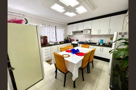 Casa à venda com 160m², 3 quartos e 2 vagas Casa à venda com 160m², 3 quartos e 2 vagasCozinha