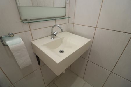 Banheiro de casa para alugar com 1 quarto, 52m² em Jardim Santa Teresinha, São Paulo