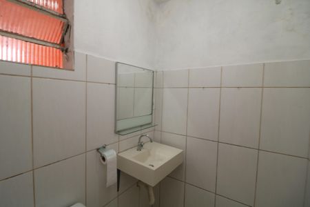 Banheiro de casa para alugar com 1 quarto, 52m² em Jardim Santa Teresinha, São Paulo