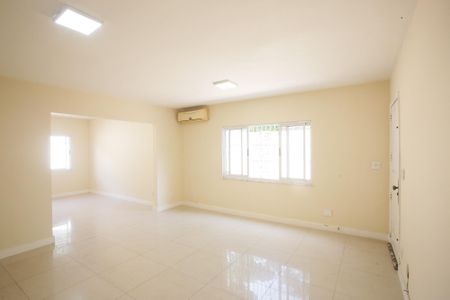 Sala de casa à venda com 2 quartos, 160m² em Taquara, Rio de Janeiro