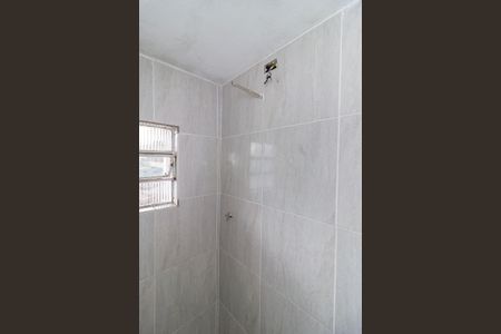 Banheiro de casa para alugar com 1 quarto, 12m² em Jardim Clarice, São Paulo