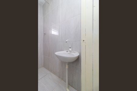 Banheiro de casa para alugar com 1 quarto, 12m² em Jardim Clarice, São Paulo