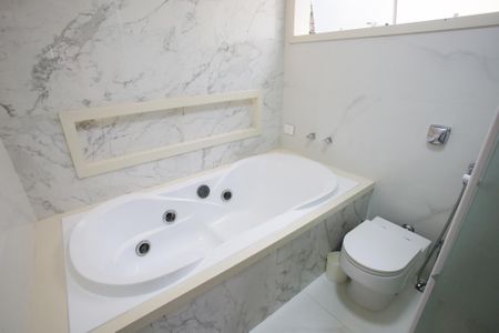 Casa para alugar com 400m², 4 quartos e 3 vagasBanheiro da Suíte