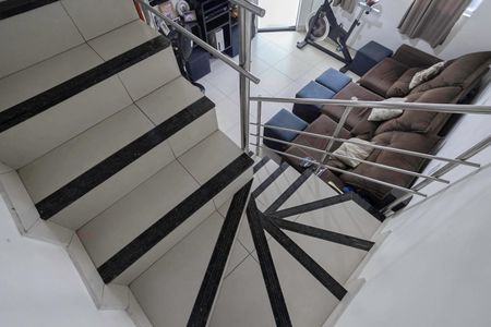 Casa de condomínio para alugar com 86m², 3 quartos e 1 vagaEscada