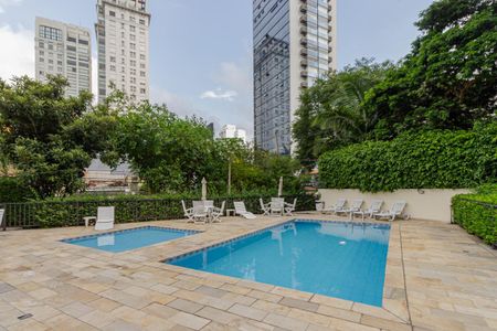 Apartamento para alugar com 250m², 3 quartos e 3 vagas Apartamento para alugar com 250m², 3 quartos e 3 vagasÁrea comum - Piscina
