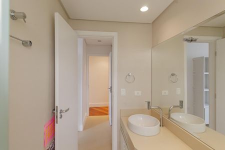 Apartamento para alugar com 250m², 3 quartos e 3 vagas Apartamento para alugar com 250m², 3 quartos e 3 vagasBanheiro da Suíte 2