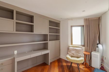 Apartamento para alugar com 250m², 3 quartos e 3 vagas Apartamento para alugar com 250m², 3 quartos e 3 vagasEscritório