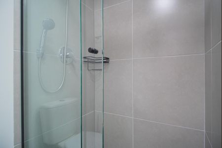 Banheiro de kitnet/studio para alugar com 1 quarto, 29m² em Jardim do Salso, Porto Alegre