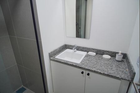 Banheiro de kitnet/studio para alugar com 1 quarto, 29m² em Jardim do Salso, Porto Alegre
