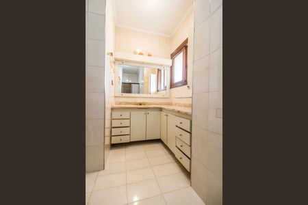 Casa de condomínio para alugar com 360m², 4 quartos e 2 vagas Casa de condomínio para alugar com 360m², 4 quartos e 2 vagasBanheiro da Suíte