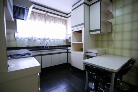 Casa à venda com 800m², 4 quartos e 4 vagas Casa à venda com 800m², 4 quartos e 4 vagasCozinha