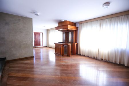 Casa à venda com 800m², 4 quartos e 4 vagas Casa à venda com 800m², 4 quartos e 4 vagasSala