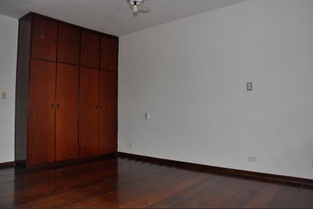 Casa para alugar com 224m², 4 quartos e 4 vagasDetalhe - Quarto 01 com Closet e Suíte