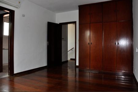 Casa para alugar com 224m², 4 quartos e 4 vagasDetalhe - Quarto 01 com Closet e Suíte