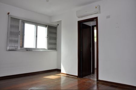 Casa para alugar com 224m², 4 quartos e 4 vagasDetalhe - Quarto 01 com Closet e Suíte
