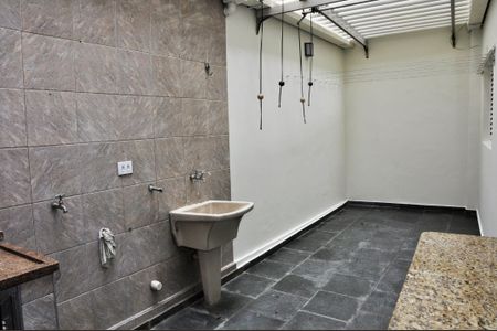 Casa para alugar com 224m², 4 quartos e 4 vagasDetalhe - Área da Churrasqueira e Área de Serviço