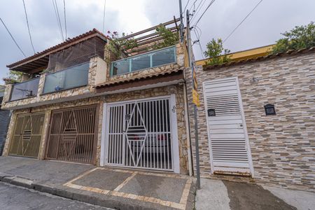 Casa à venda com 101m², 3 quartos e 2 vagasFachada