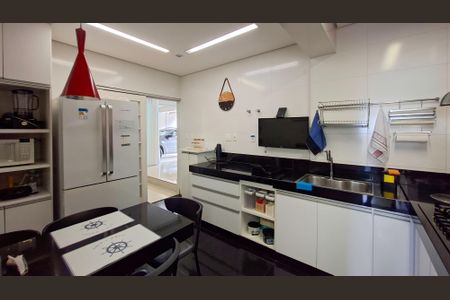 Casa à venda com 310m², 5 quartos e 4 vagas Casa à venda com 310m², 5 quartos e 4 vagasCozinha e Área de Serviço