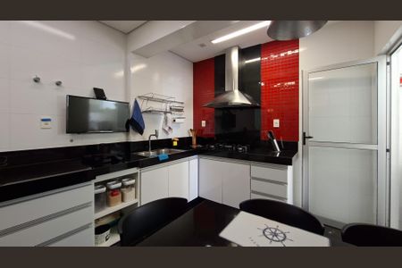 Casa à venda com 310m², 5 quartos e 4 vagas Casa à venda com 310m², 5 quartos e 4 vagasCozinha e Área de Serviço