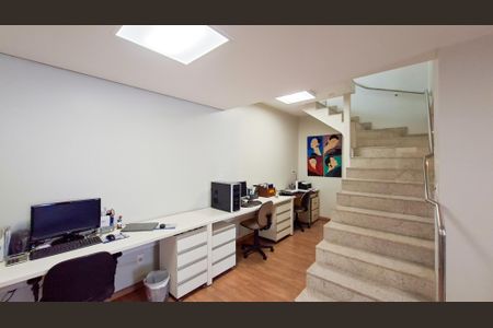 Casa à venda com 310m², 5 quartos e 4 vagas Casa à venda com 310m², 5 quartos e 4 vagasEscritório